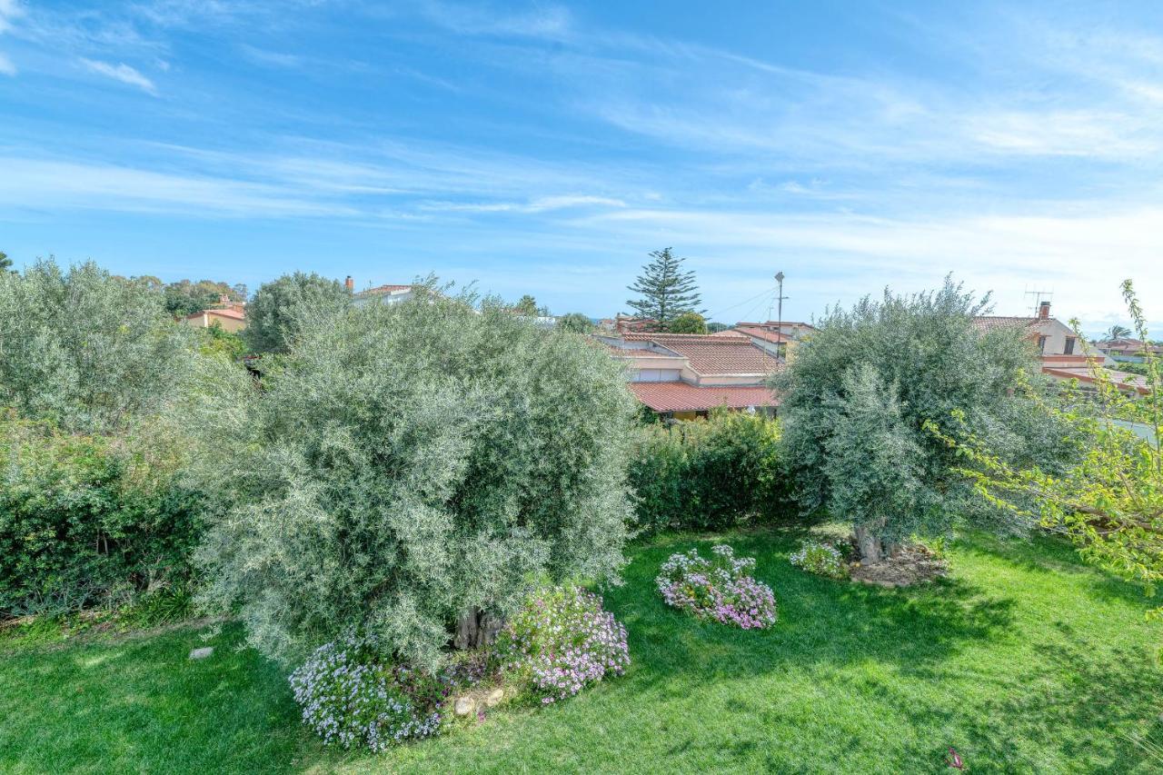 La Casa Degli Ulivi Appartamento In Villa Con Patio Quartu SantʼElena Exterior foto